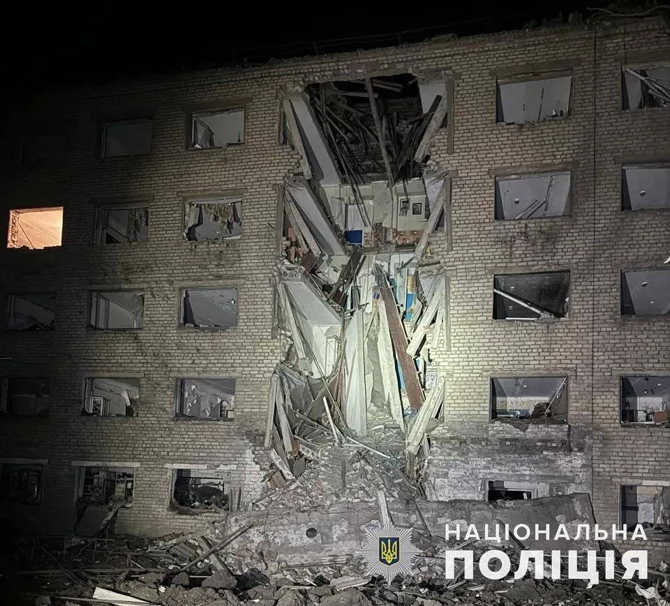 russian-army-attacks-selydove-in-donetsk-oblast-with-missiles-at-night-apartment-buildings-businesses-and-educational-institution-damaged
