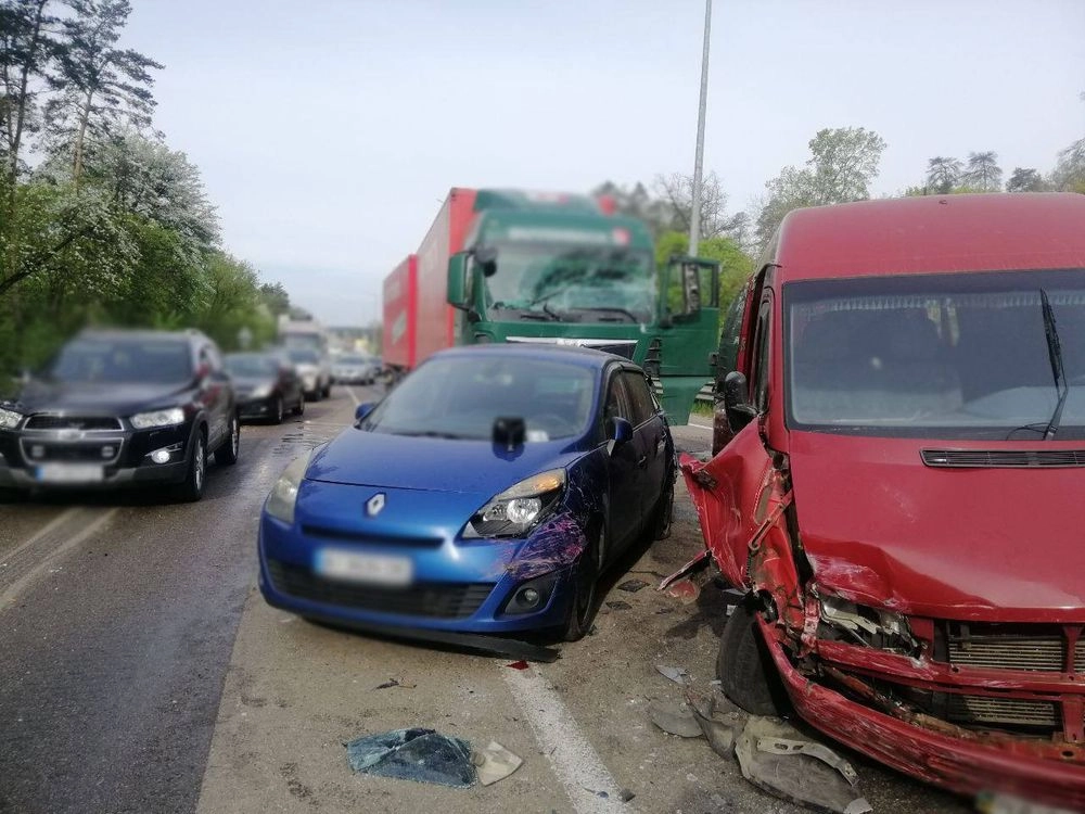 6 cars collide in an accident on the outskirts of Kyiv: five people injured