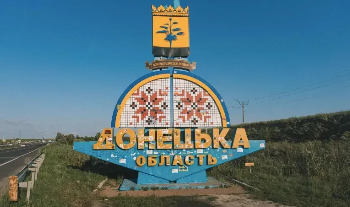 volonteri-obnovili-stelu-na-vezde-v-donetskuyu-oblast-eto-vizvalo-vozmushchenie-v-sotssetyakh