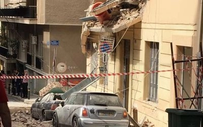 A building collapses in Greece during renovations: a policeman is killed and three more people are injured