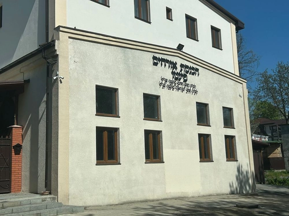 In Uman, a man drew a swastika on the building of a Jewish canteen