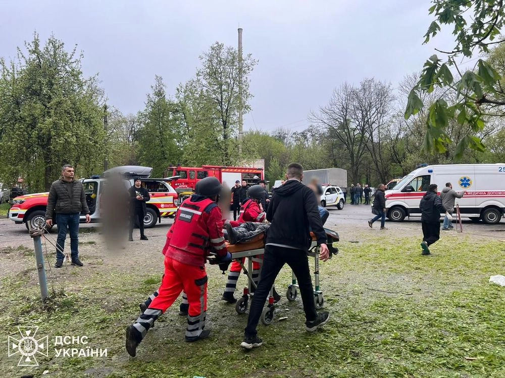 Атака рф на Чернігів: МВС показало рятувальну операцію, повідомило про 11 загиблих, 22 поранених
