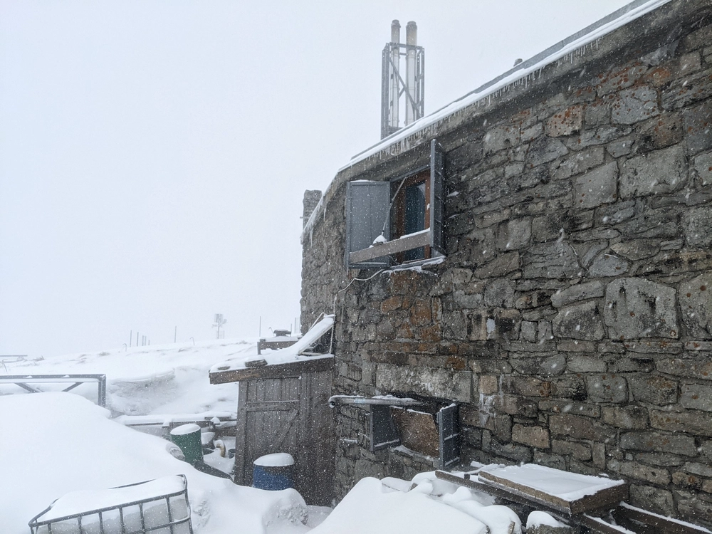 Зима вернулась: на горе Поп Иван ударили морозы и выпал снег