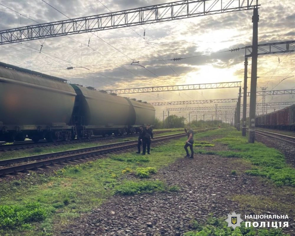 Играл с другом возле железной дороги и забрался на вагон: под Киевом 11-летнего мальчика поразило током