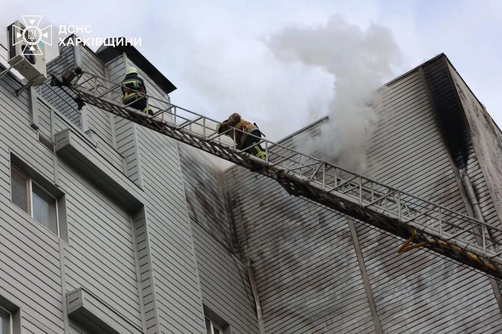 У Харкові рятувальники ліквідували пожежу у виробничо-складській будівлі 