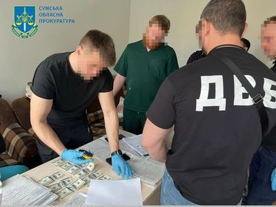 Sumy: a doctor and his accomplice are accused of issuing false certificates for $3,000 for illegal border crossing