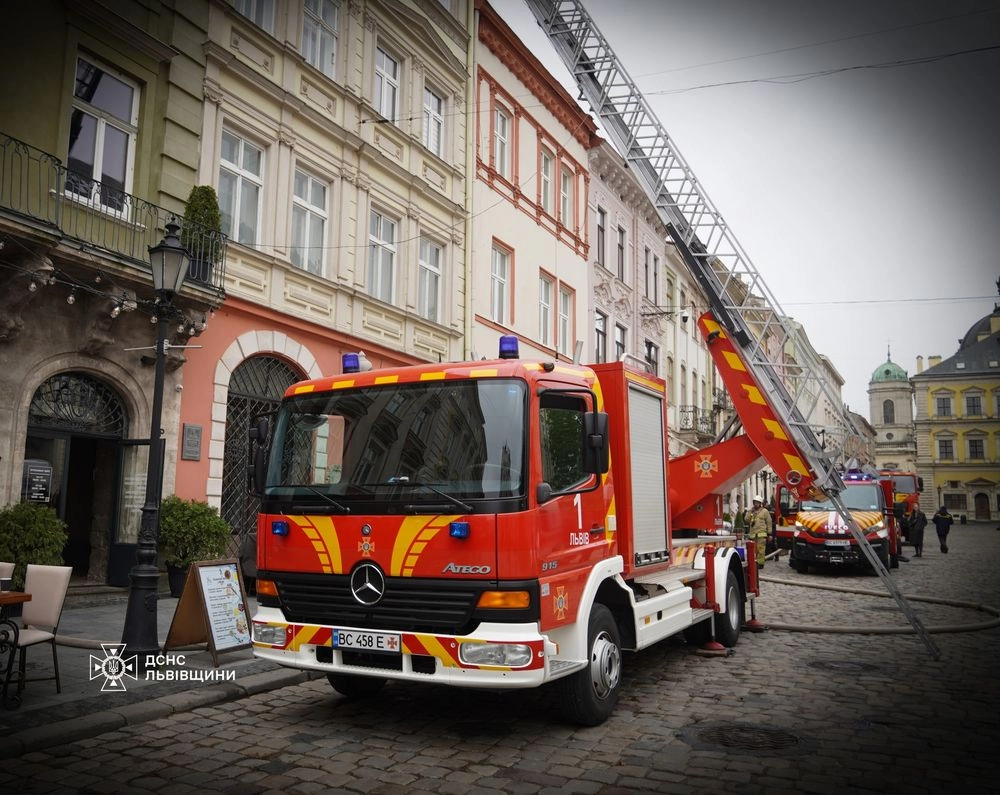 У Львові на площі Ринок сталася пожежа у закладі харчування