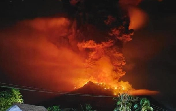 na-pivnochi-indonezii-cherez-vyverzhennia-vulkana-evakuiuvaly-ponad-11-tysiach-liudei