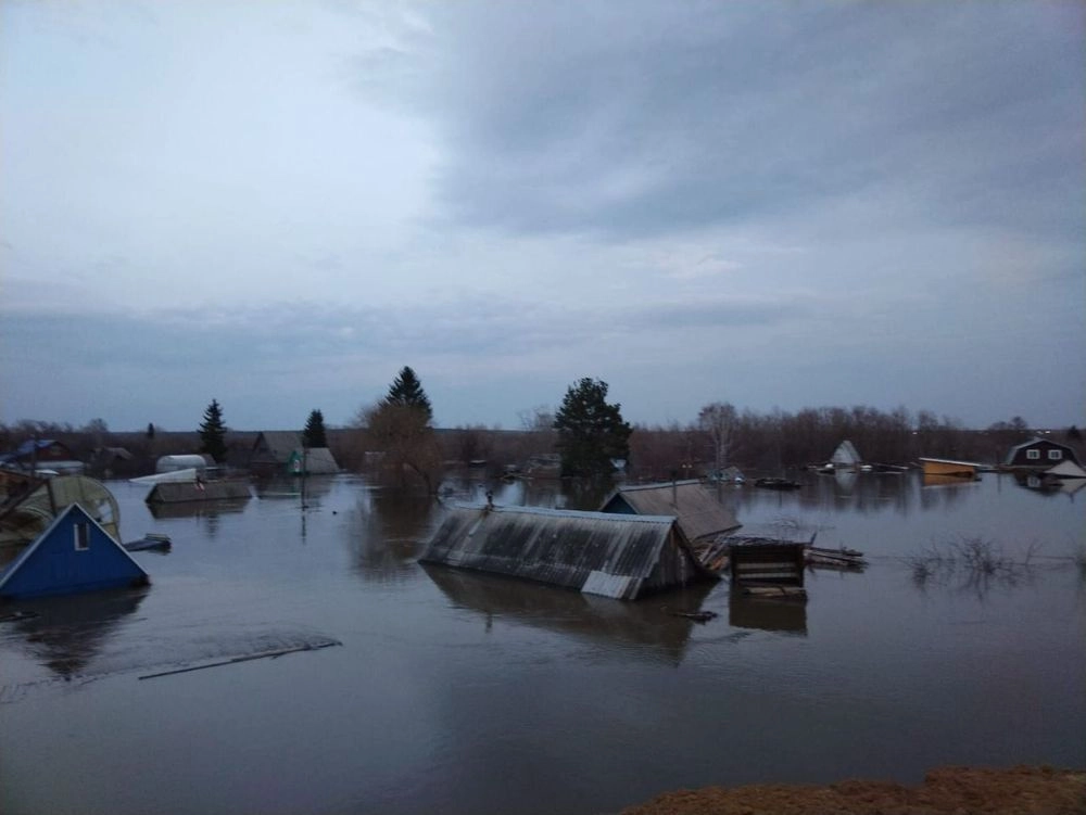 More than 2,000 homes flooded in a Russian barrow due to a leaking dam