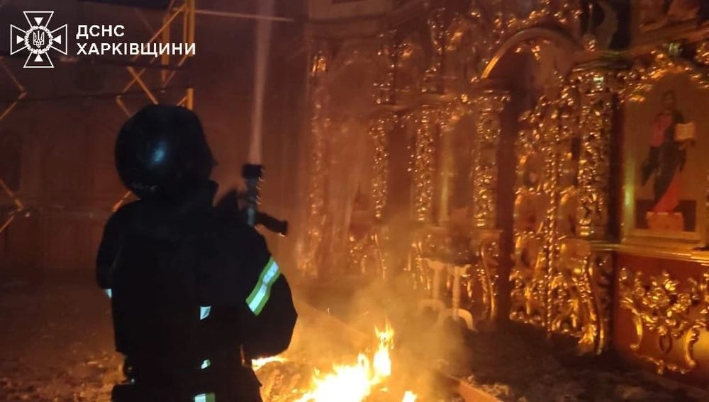 Массированные обстрелы рф привели к крупным пожарам на Харьковщине: горели церковь, кафе и многоквартирный дом