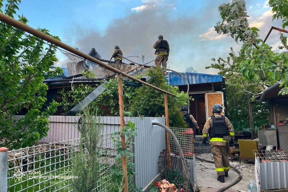 Оккупанты снова атаковали Никополь, вызвав пожар в частном доме