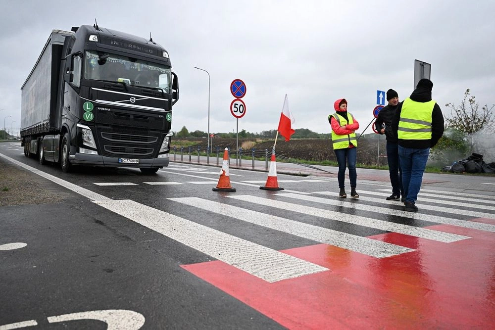 Туск закликав польських фермерів припинити блокаду кордону з Україною