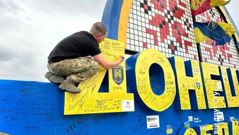 Українські військові знову розписують стелу на в'їзді в Донецьку область