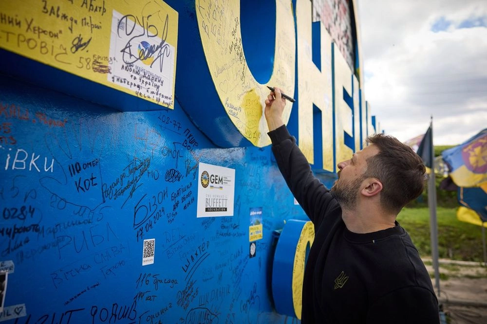 Зеленский оставил свою подпись на потолке Донецкой области, которую недавно покрасили "волонтеры"
