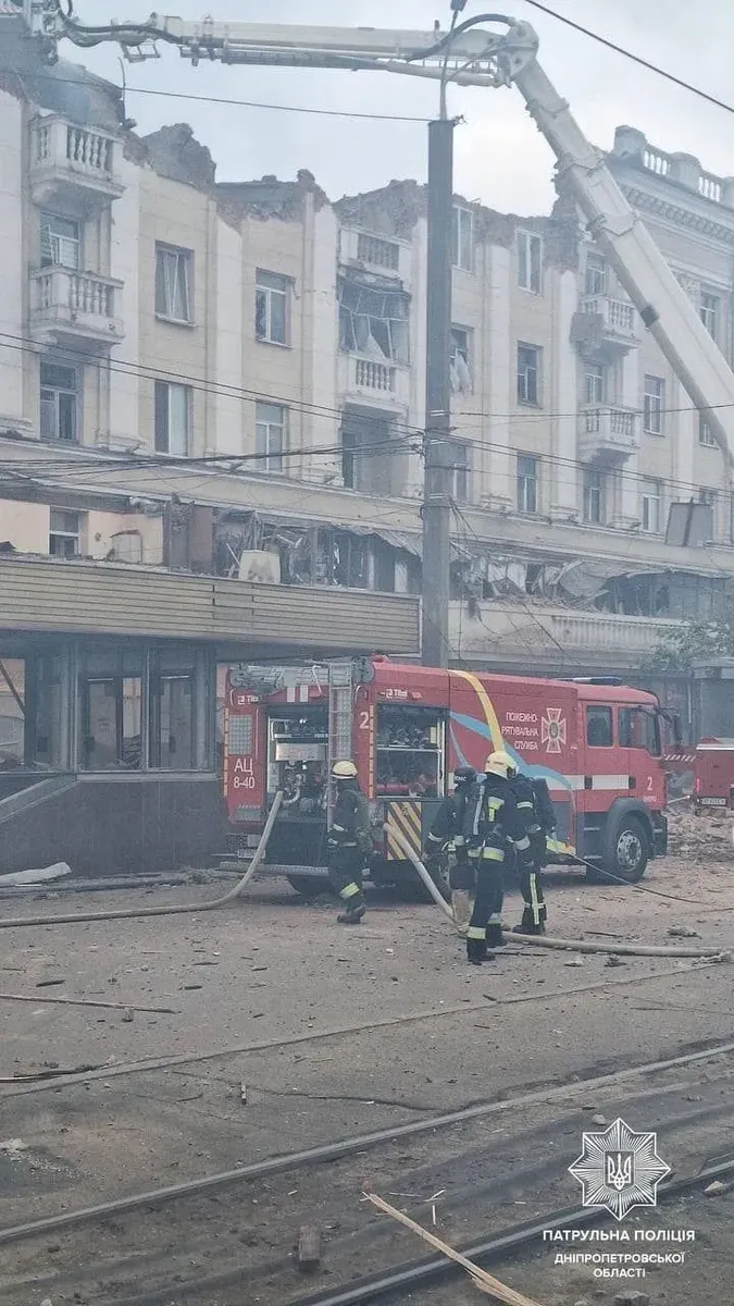 Ворожий обстріл Дніпра: патрульні показали перші хвилини після удару