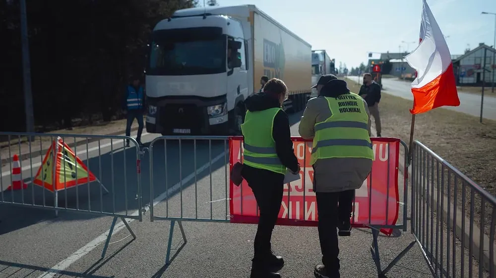 Polish farmers continue to block trucks on the border at four checkpoints