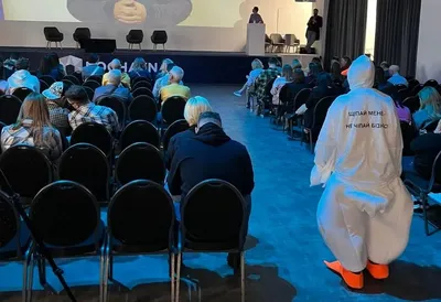 Geese came to the business summit where Hetmantsev was scheduled to speak