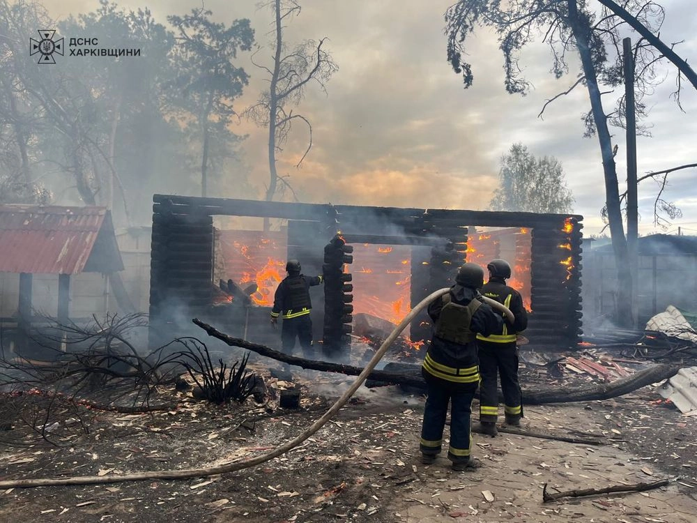 На Харківщині спалахнула масштабна пожежа через ворожий обстріл  – ДСНС