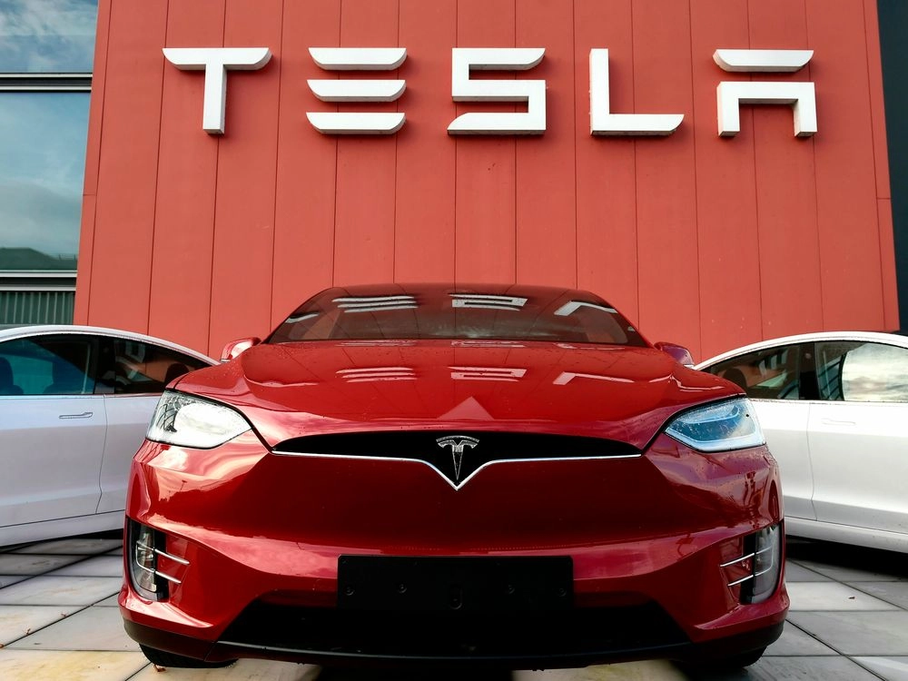 Tesla знижує ціни на три моделі своїх електромобілів