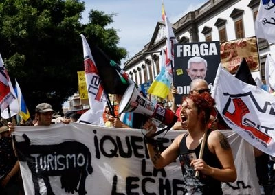 На испанских Канарских островах люди вышли протестуют против массового туризма