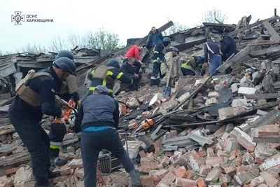 Russian troops dropped guided bombs in Kharkiv region: rescuers pull a man out of the rubble