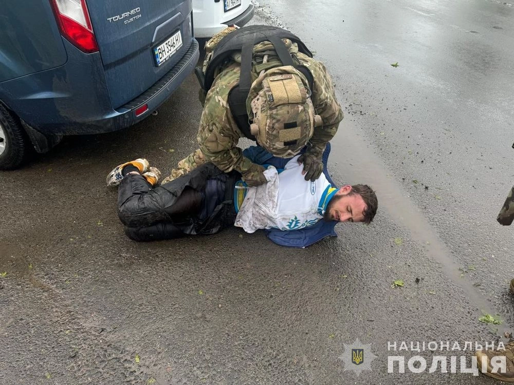 The National Police showed a video of the detention of a father and son of military servicemen suspected of killing a policeman in Vinnytsia region