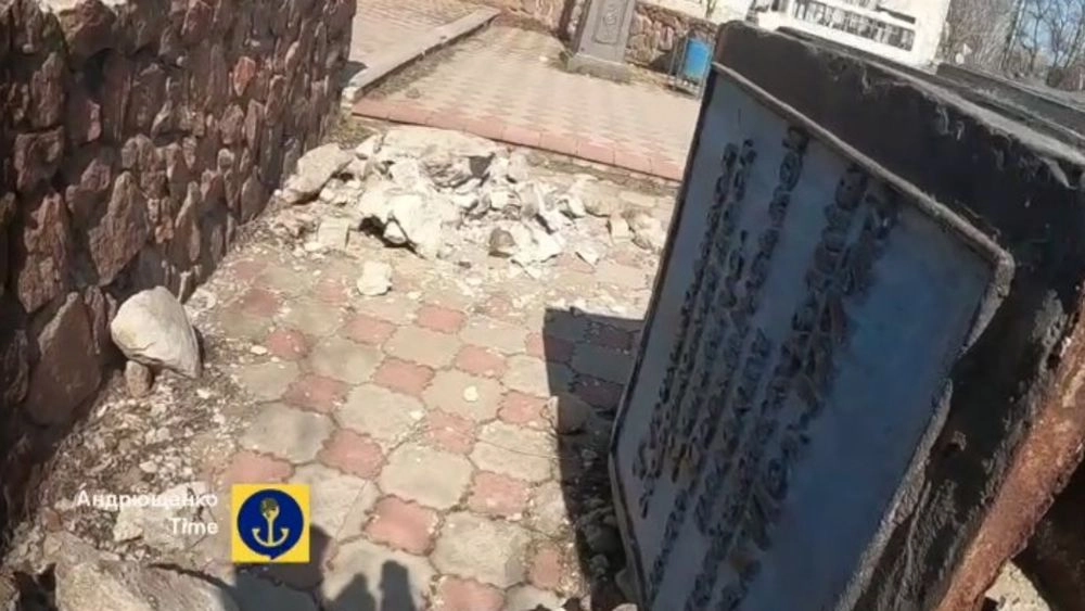 В Мариуполе оккупанты разрушили памятный знак в честь 500-летия украинского казачества