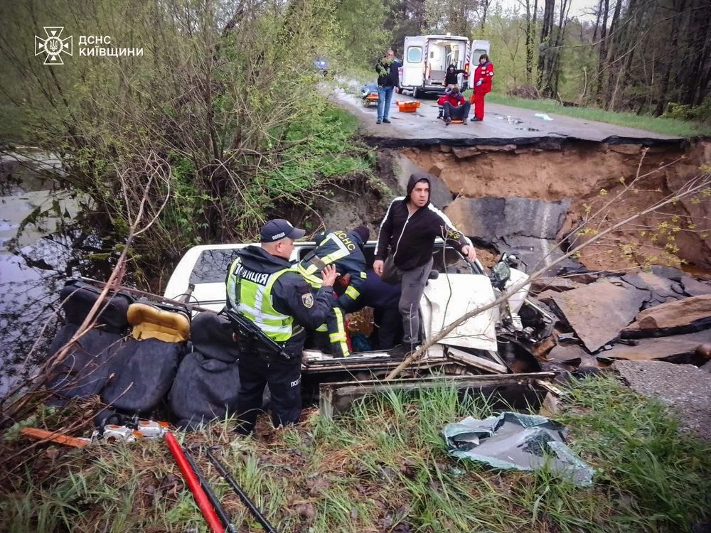 A minibus fell into a chasm in Kyiv region: 2 dead, 7 hospitalized