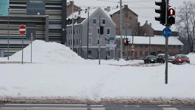 В Латвии вернулась зима: из-за снегопада на дорогах затруднено движение