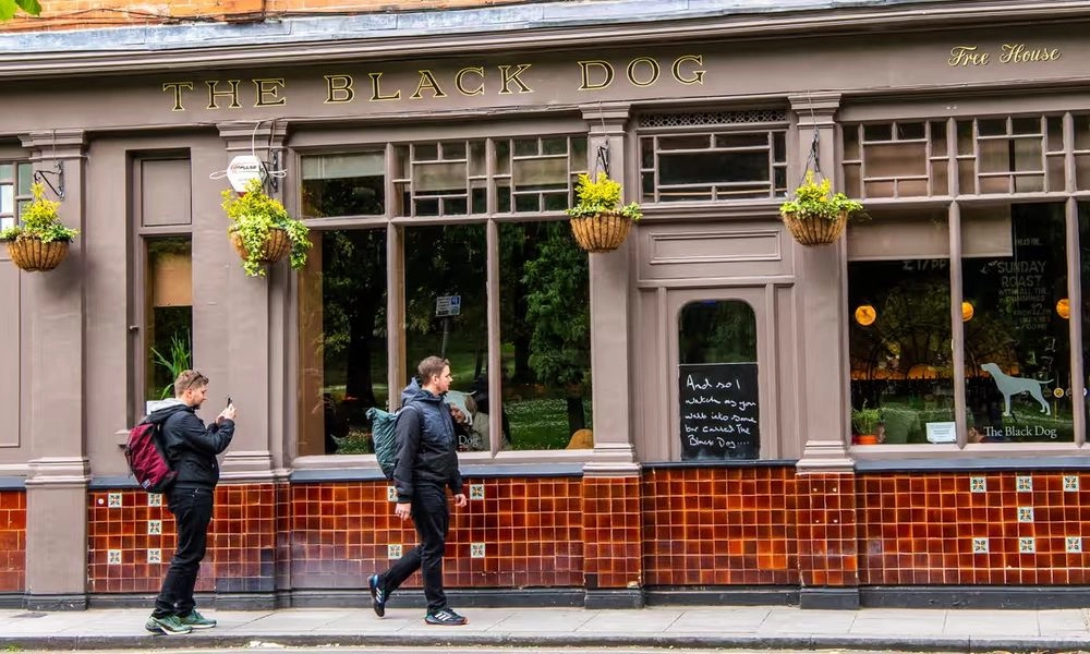 Taylor Swift's fans made a "pilgrimage" to the Black Dog pub in London: what makes this place special