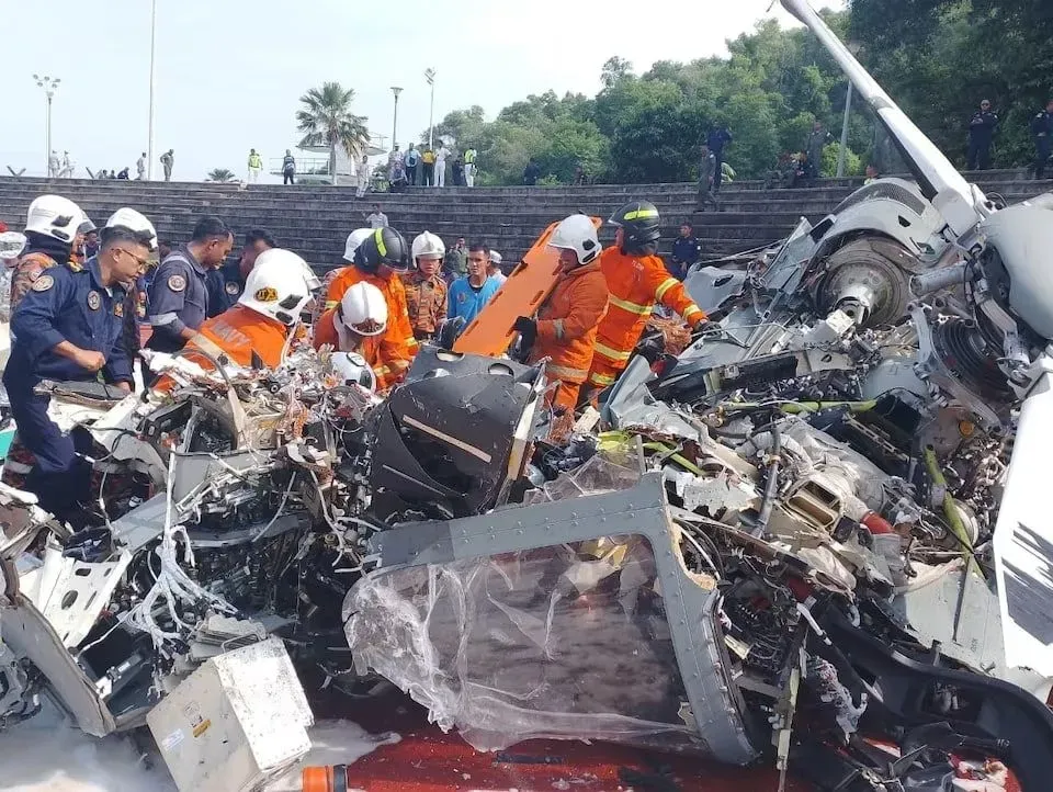 В Малайзии на репетиции военного парада столкнулись два вертолета ВМС: погибли 10 человек