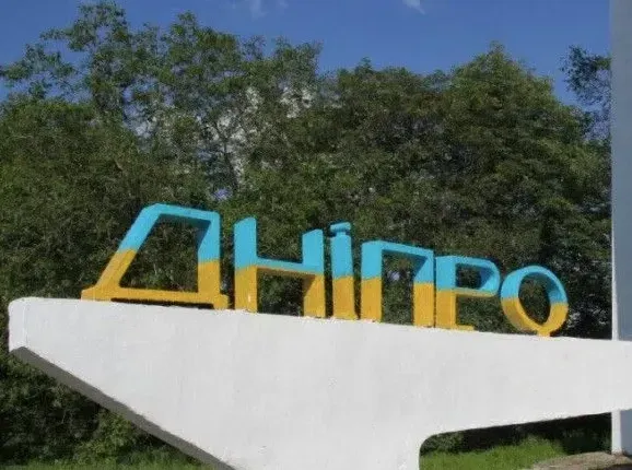 Армія рф завдала ракетного удару по Дніпровському району: четверо поранених