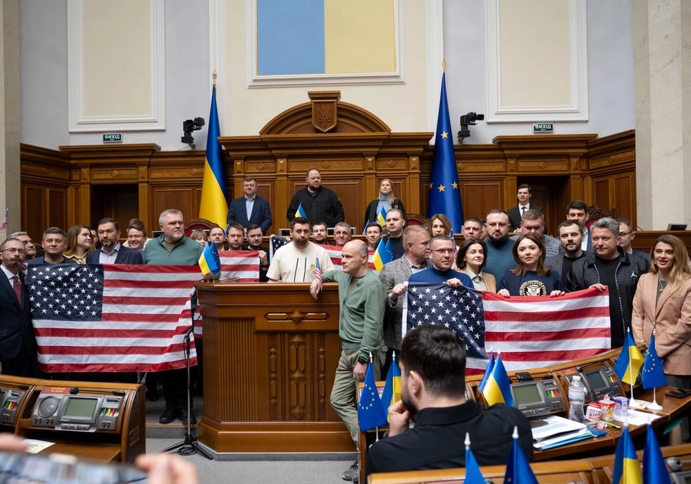 В Верховной Раде подняли флаги США: депутаты ожидают решения Сената по помощи Украине