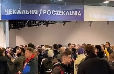 In Warsaw, Ukrainians lined up in long lines at the passport issuance center: men had problems with their documents