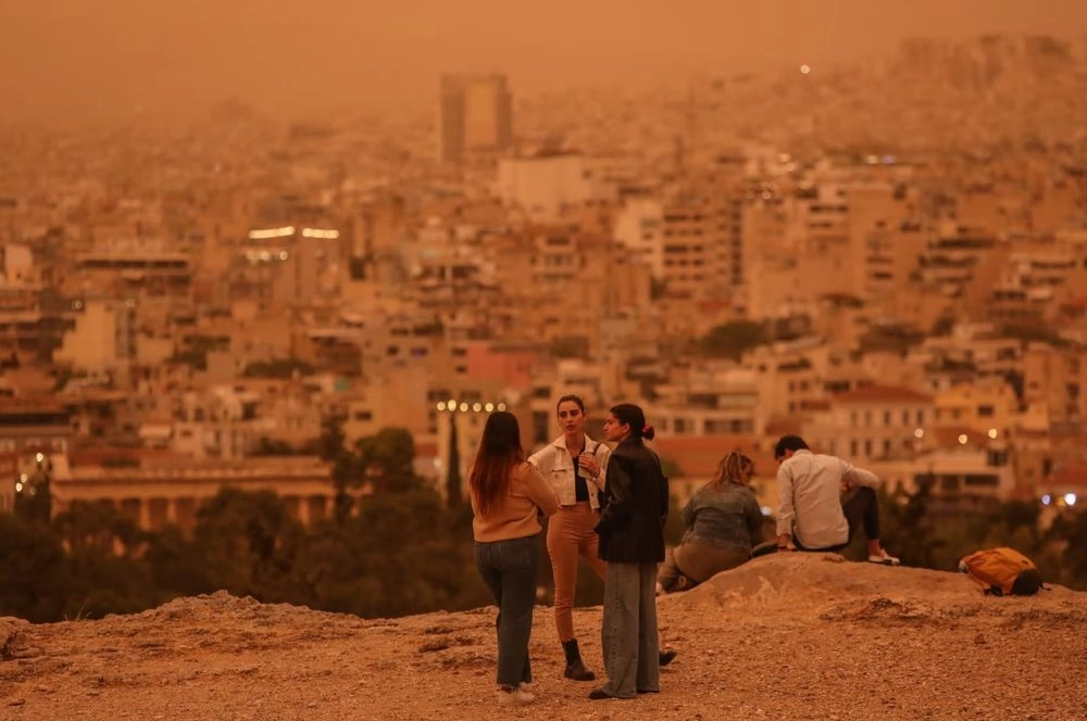 Марсианские пейзажи: Афины поглотила оранжевая дымка из-за пыльной бури в Сахаре