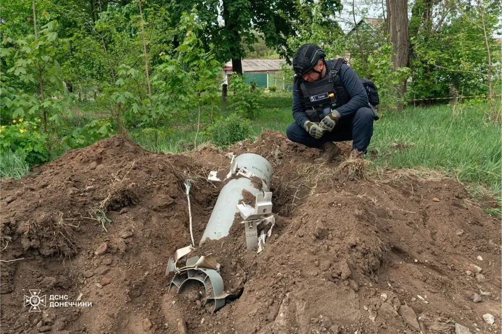 a-bomb-fell-in-the-middle-of-a-private-residential-sector-sappers-defused-an-air-bomb-in-donetsk-region