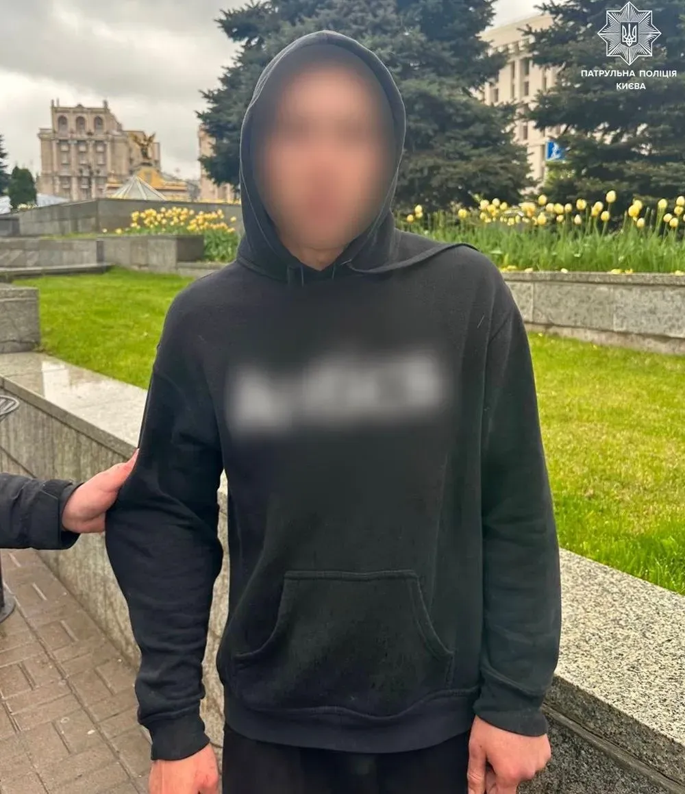 walking-around-khreshchatyk-with-a-knife-in-his-hand-a-man-was-detained-in-the-center-of-the-capital