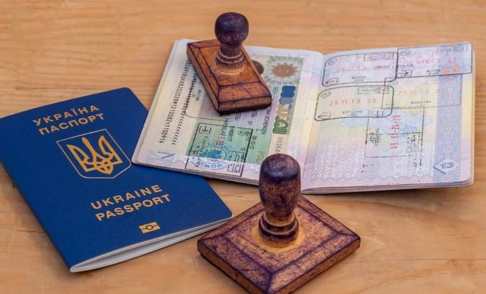 Чоловіки призовного віку не зможуть отримати закордонні паспорти у відокремленому підрозділу або дипломатичній установі України - Кабмін
