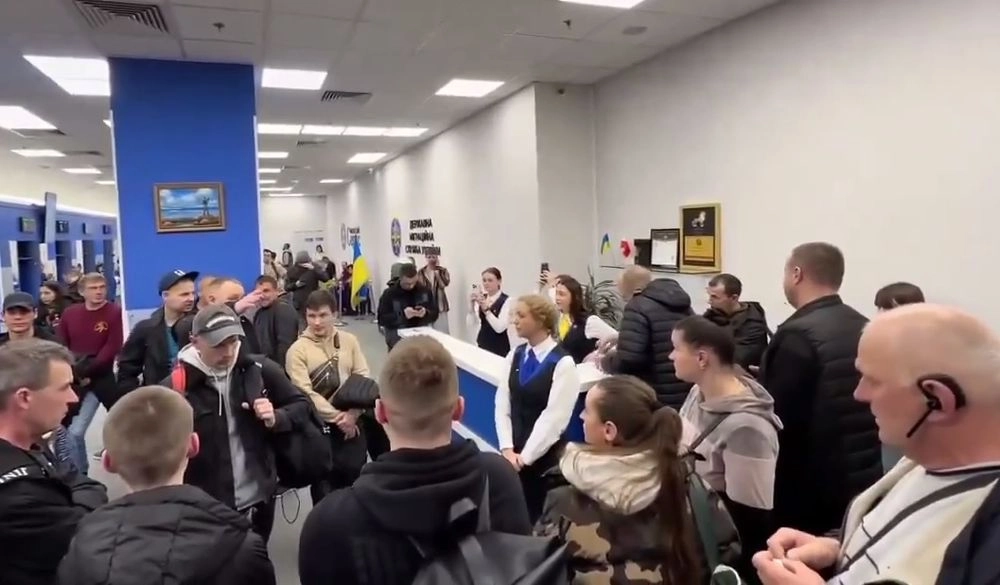 hundreds-of-ukrainian-men-blocked-the-work-of-the-passport-service-in-warsaw-military-man-reacts-sharply-to-the-actions-of-activists