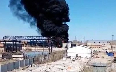 В омске крупный пожар на территории предприятия, горят нефтяные емкости
