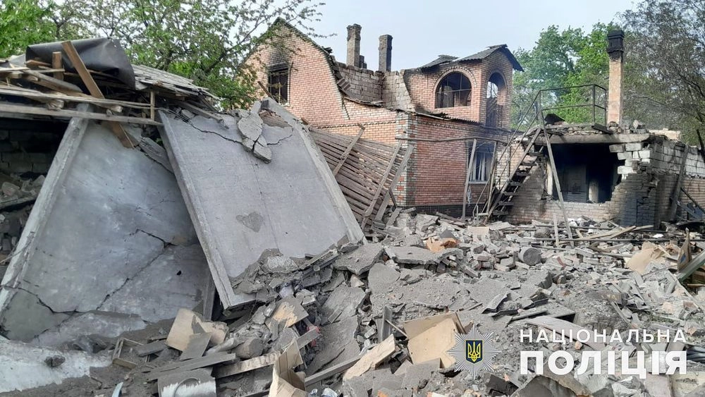 Оккупанты ударили КАБом по Константиновке, бомба не разорвалась, за сутки в Донецкой области 1800 атак рф: полиция показала фото