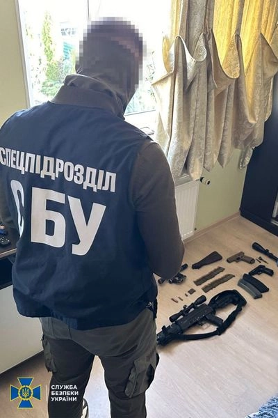Правоохоронці затримали "чорних зброярів", які намагались продати криміналітету трофейні гранатомети та вибухівку