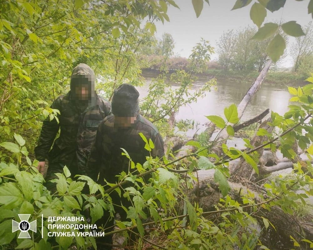 Unable to find work abroad: two brothers swim across the river to return to Ukraine