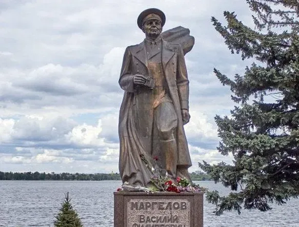 occupants-are-not-heroes-in-dnipro-activists-demand-to-demolish-the-monument-to-the-commander-of-the-ussr-airborne-troops-margelov