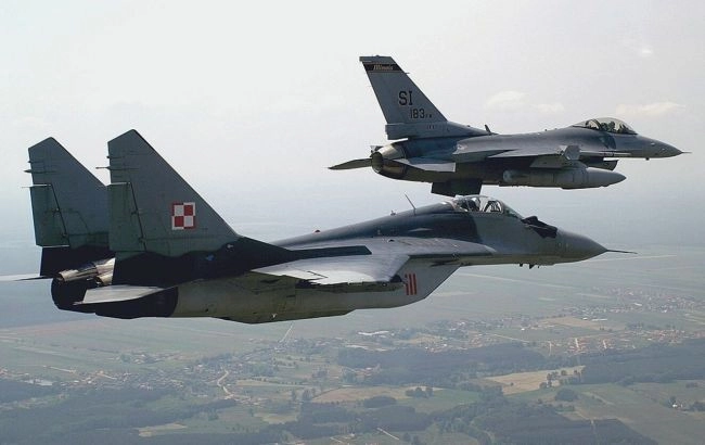 Из-за российской ракетной атаки по Украине Польша подняла в небо самолеты