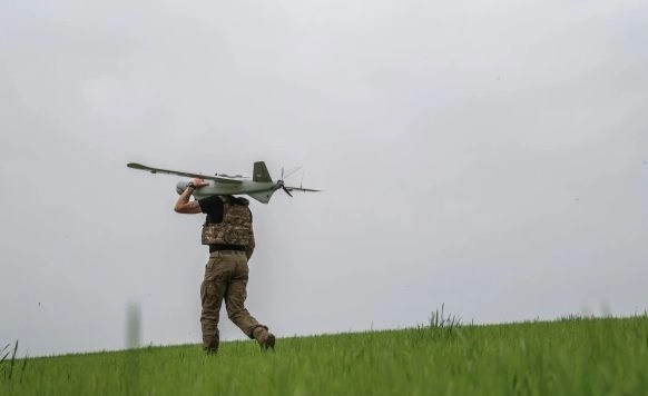 У Росії повідомили про спробу масштабної атаки дронів на НПЗ