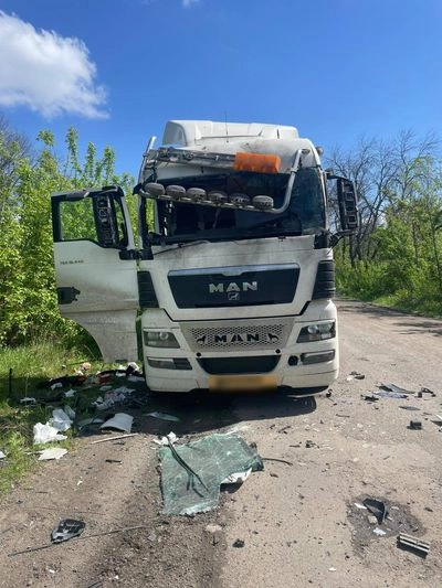 Російський FPV-дрон влучив у вантажівку на Харківщині, поранено водія