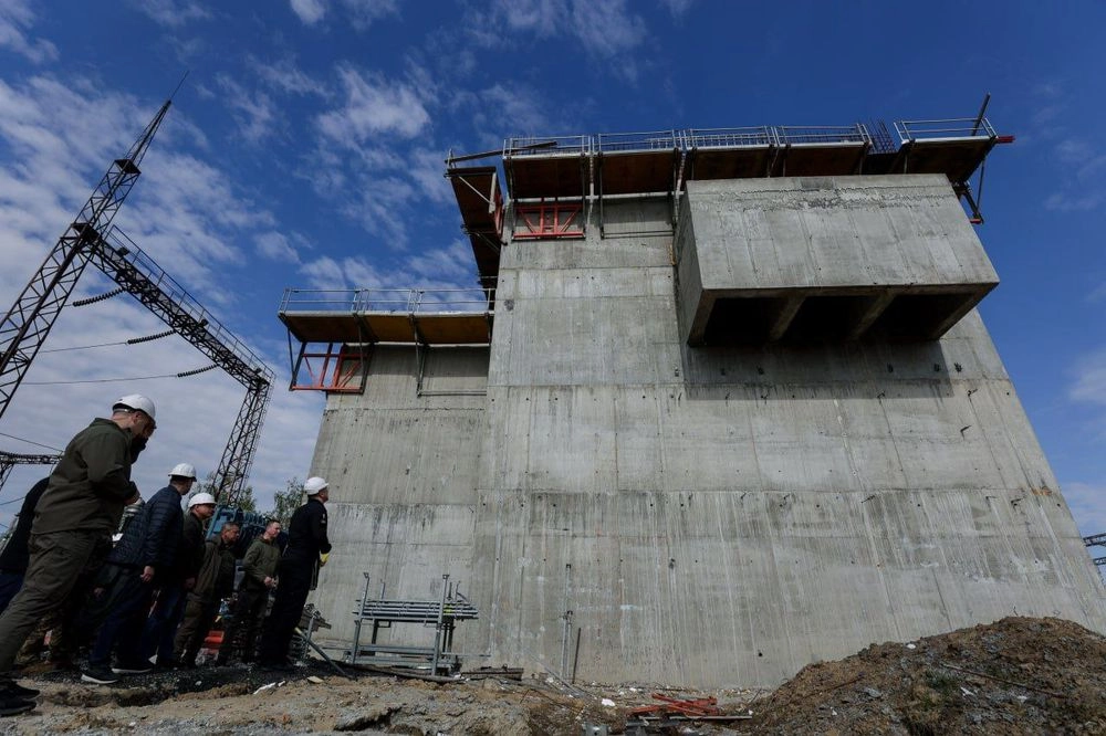 Работы будут завершены вовремя: Шмыгаль проинспектировал строительство второго уровня защиты на электроподстанциях