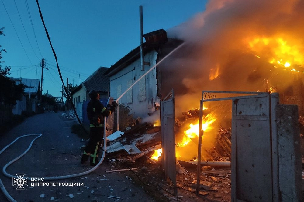 Russia strikes a residential building in Dnipro region: rescuers extinguish fire