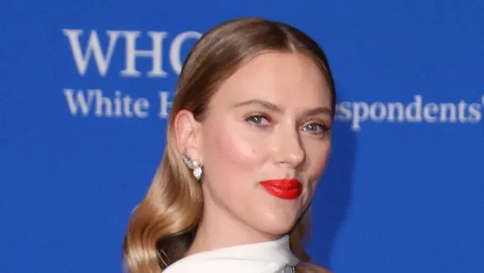 scarlett-johansson-shone-in-a-white-dress-with-other-stars-at-the-white-house-correspondents-dinner